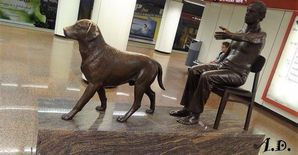 BUDAPEST : STATUE VUE DANS LE METRO
