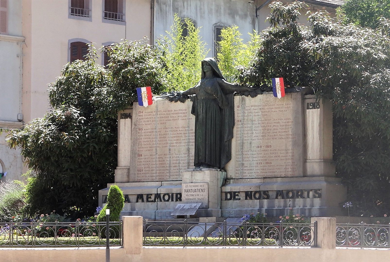 NANTUA : LE MONUMENT AUX MORTS