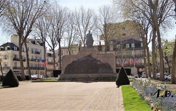 VICHY, LE MONUMENT AUX MORTS